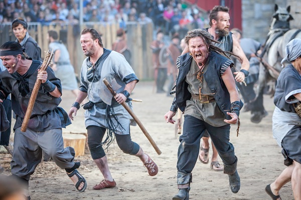 Acteurs spelen een woedende menigte tijdens het Draaksteken in 2016