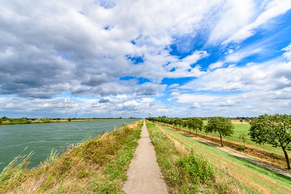 An asphalt road across the dyke next to the Juliana Canal in Maasgouw that is excellent for cycling