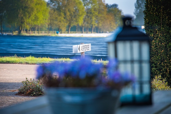 Op het terras langs de aspergevelden