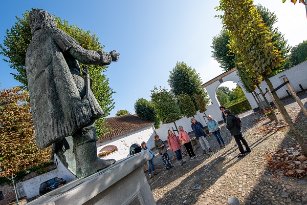 Ein Führer begleitet eine Gruppe und erzählt alles über die Geschichte von Thorn