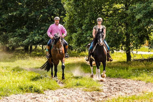 Twee ruiters rijden over een ruiterpad in het Hart van Limburg