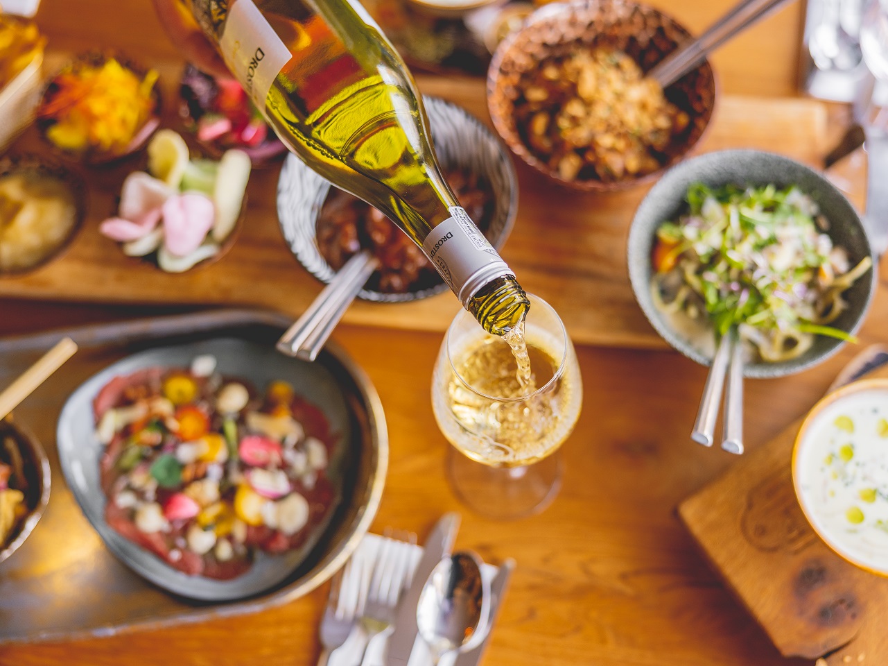 gedekte tafel met allemaal hapjes en wijn