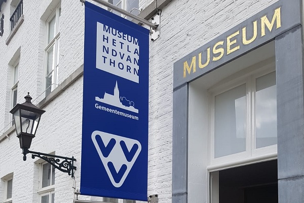 Banner van VVV Thorn aan de muur van het Museum Thorn