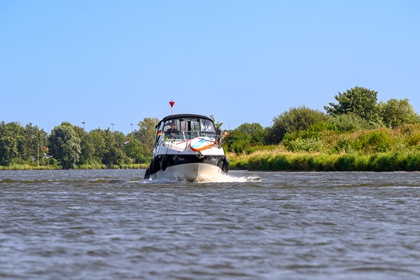 Luxe jacht vaart over de Maasplassen in de gemeente Maasgouw
