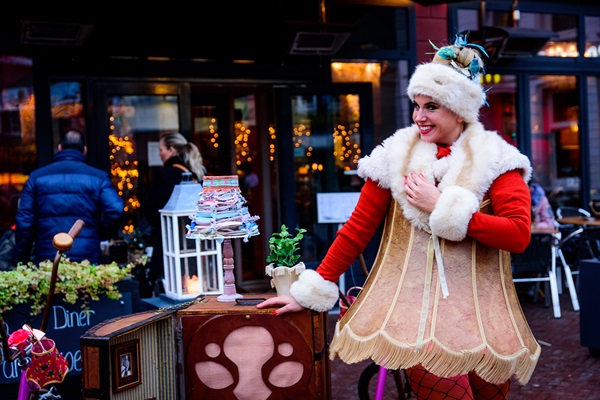 Kerstvrouw staat in Weert tijdens koopzondag in Weert